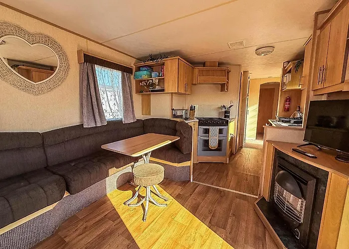 Wonderful 6 Berth Caravan In Norfolk At Heacham Beach, Ref 21012E