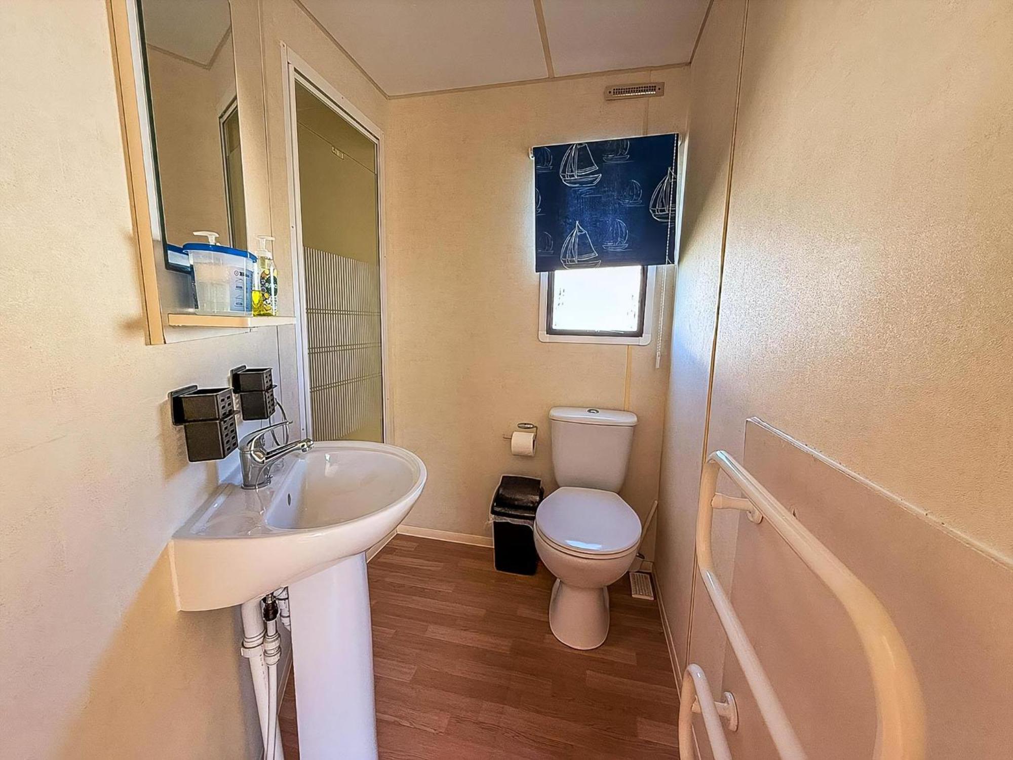 Wonderful 6 Berth Caravan In Norfolk At Beach, Ref 21012e Campsite *
