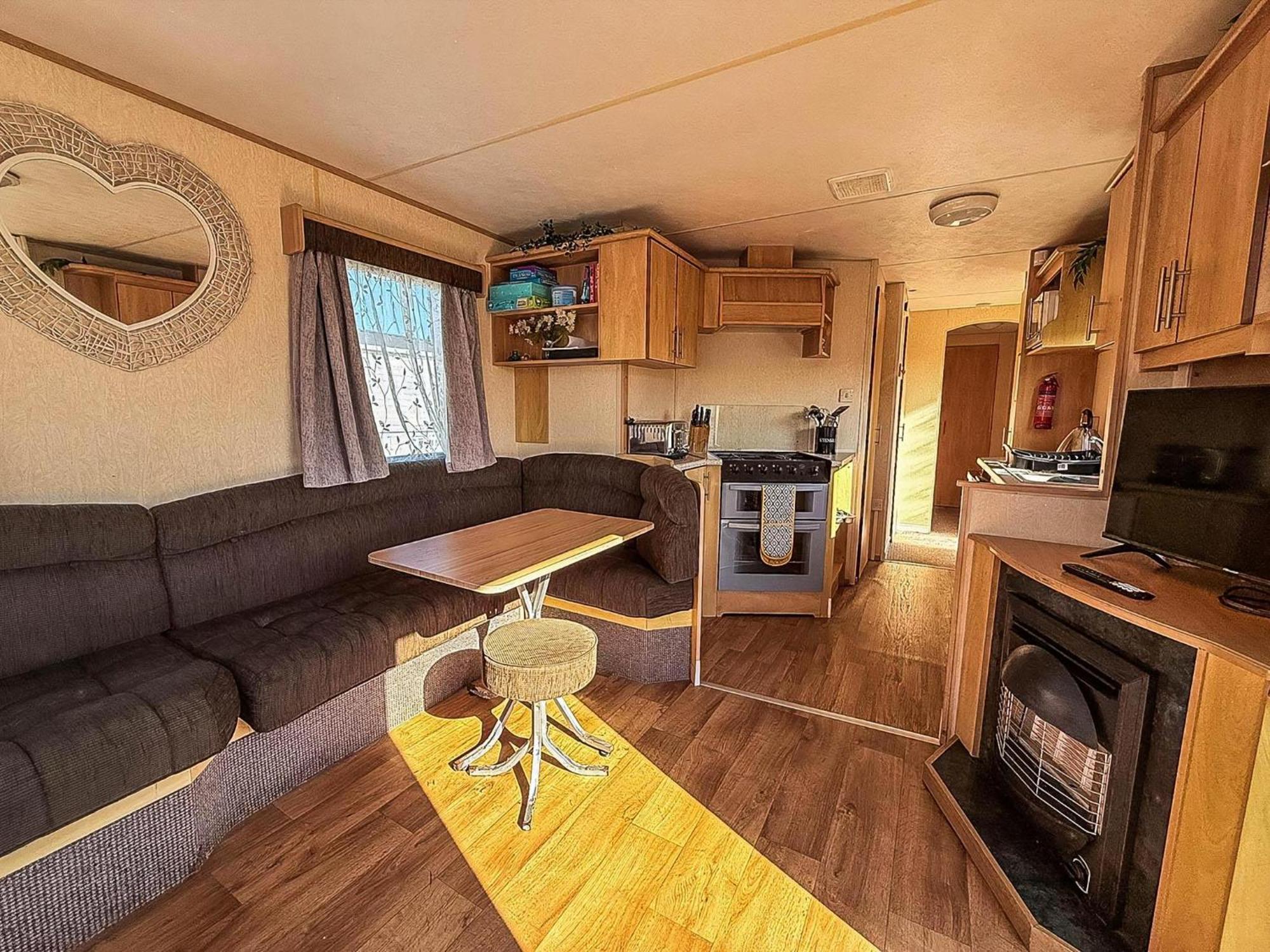 Wonderful 6 Berth Caravan In Norfolk At Beach, Ref 21012e Campsite *