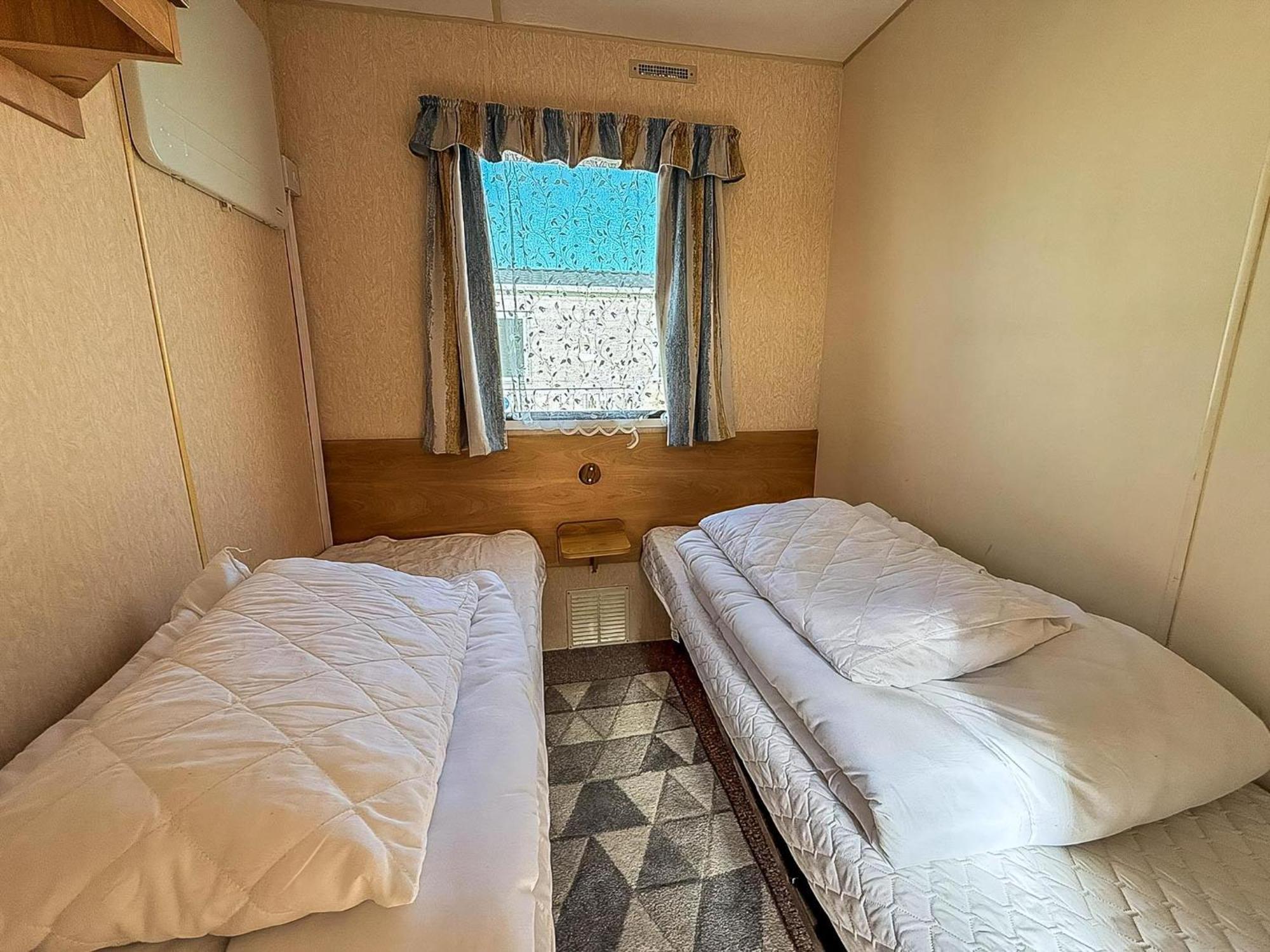 Wonderful 6 Berth Caravan In Norfolk At Beach, Ref 21012e Campsite