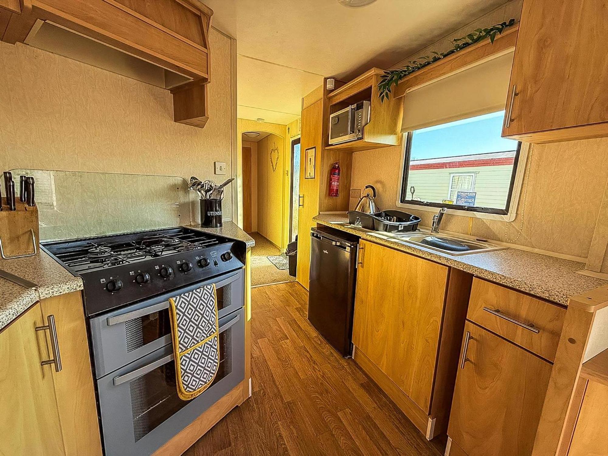 Wonderful 6 Berth Caravan In Norfolk At Beach, Ref 21012e