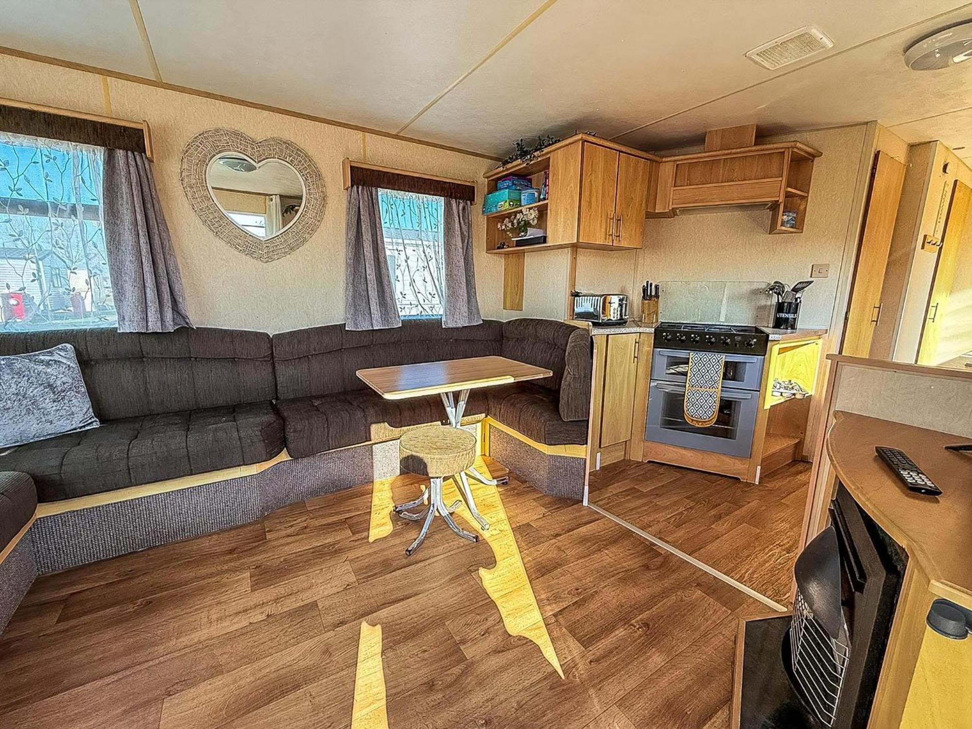 Wonderful 6 Berth Caravan In Norfolk At Beach, Ref 21012e